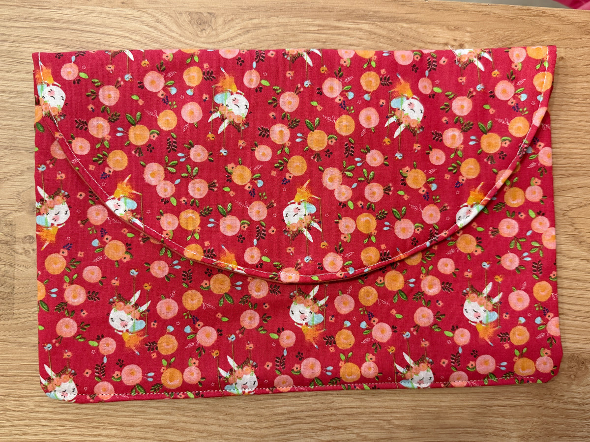 Pochette à ardoise avec rangement pour stylos et lingettes (modele fille)