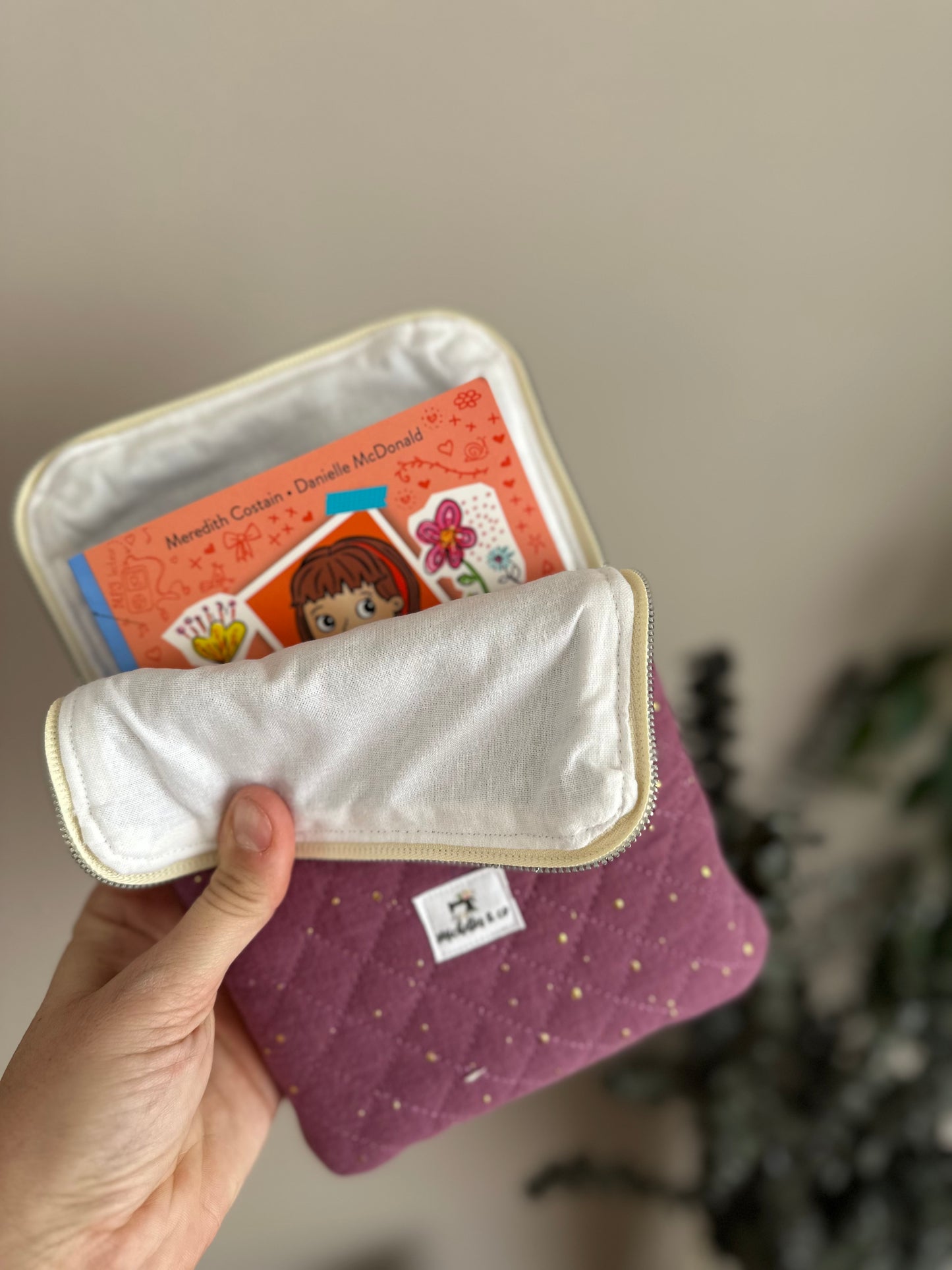 Pochette livres / téléphone à fermeture éclair.