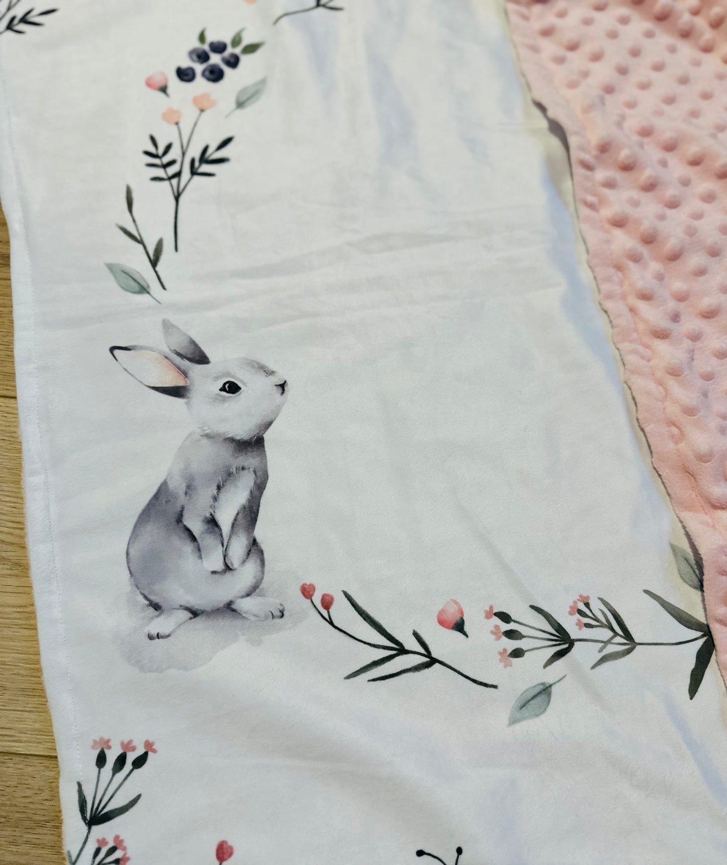 Couverture ETAPE - thème lapin en polaire minky Rose (en stock)