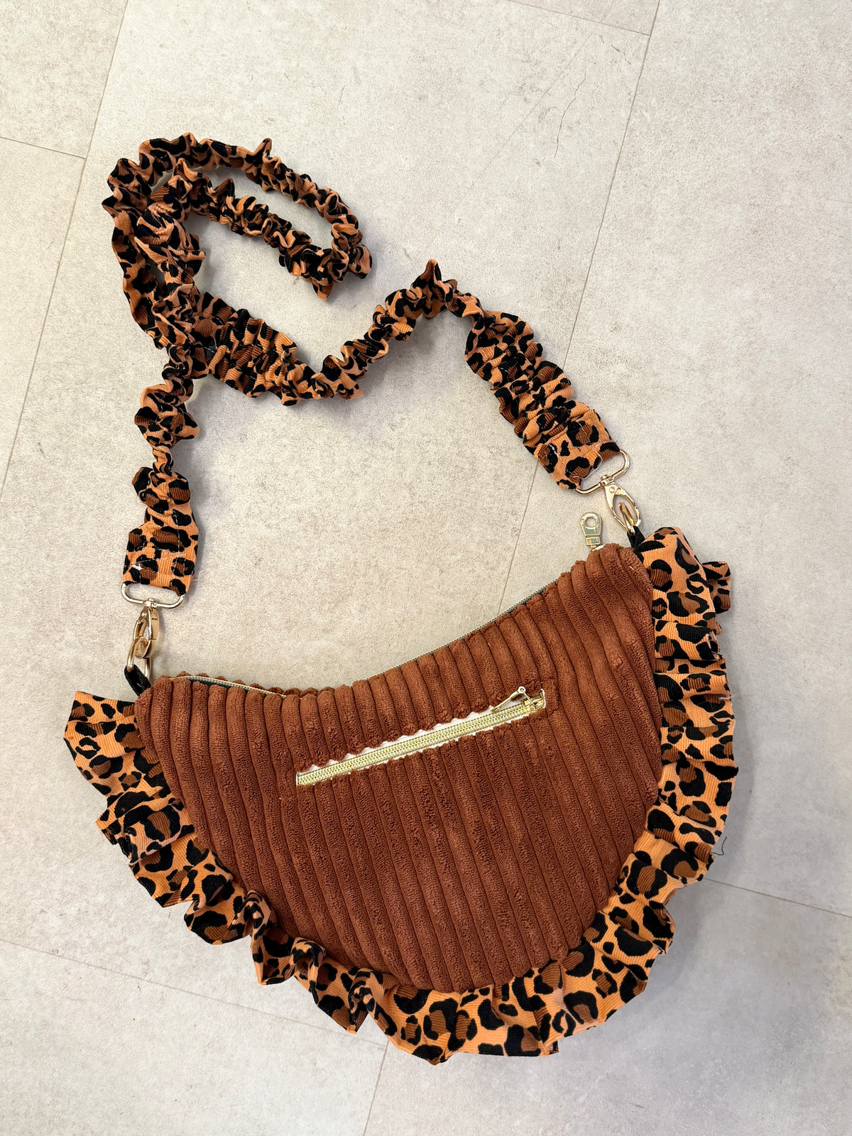 Sac demi-lune à froufrou velours par Michettes and co (Copie)