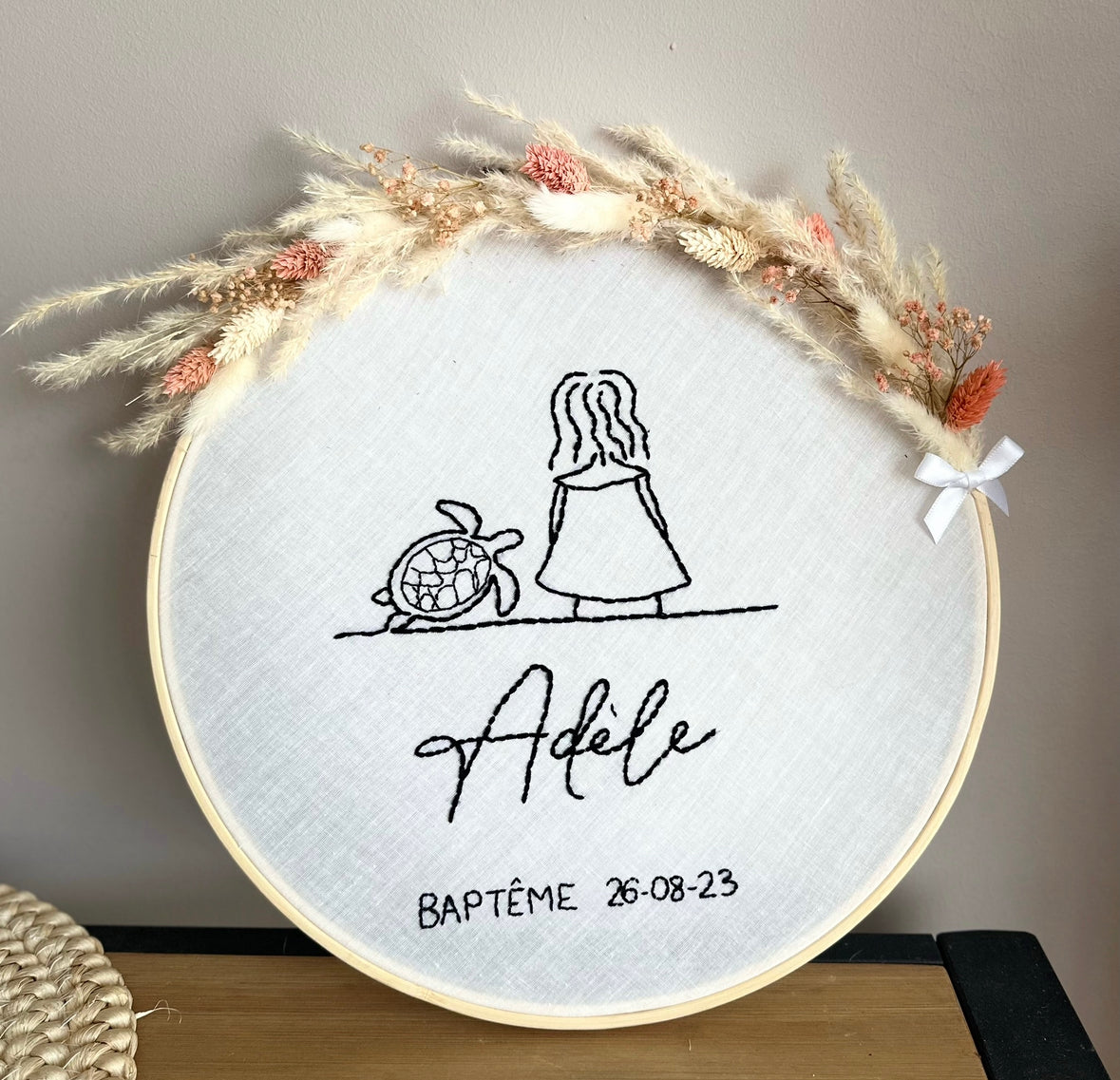 Tambour brodé Baptême - fleurs séchées (sur commande)