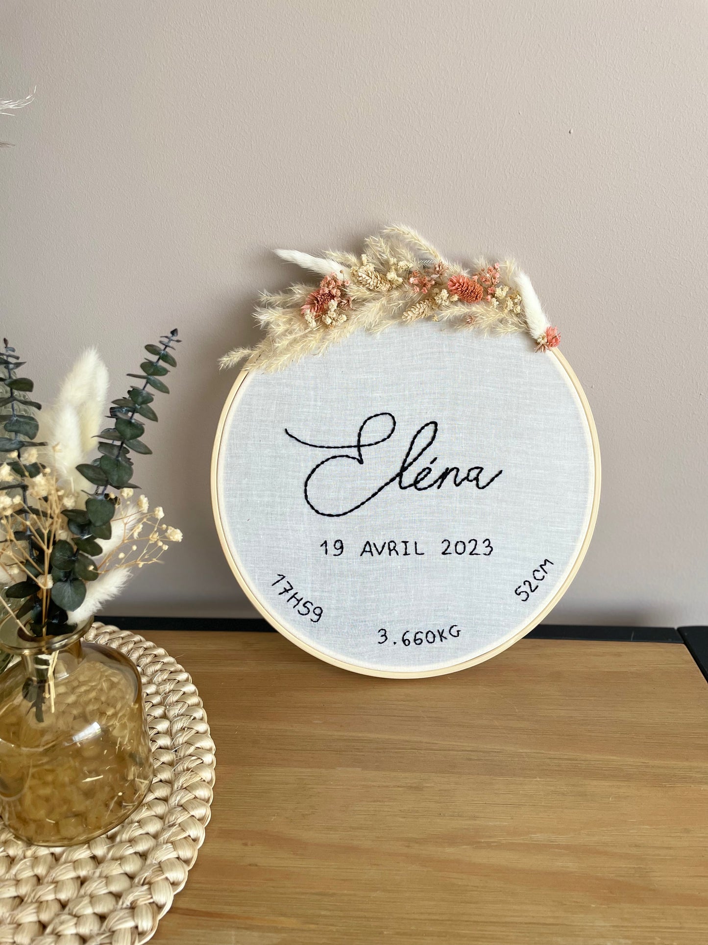 Tambour brodé Naissance - fleurs séchées (délai 2 semaines)