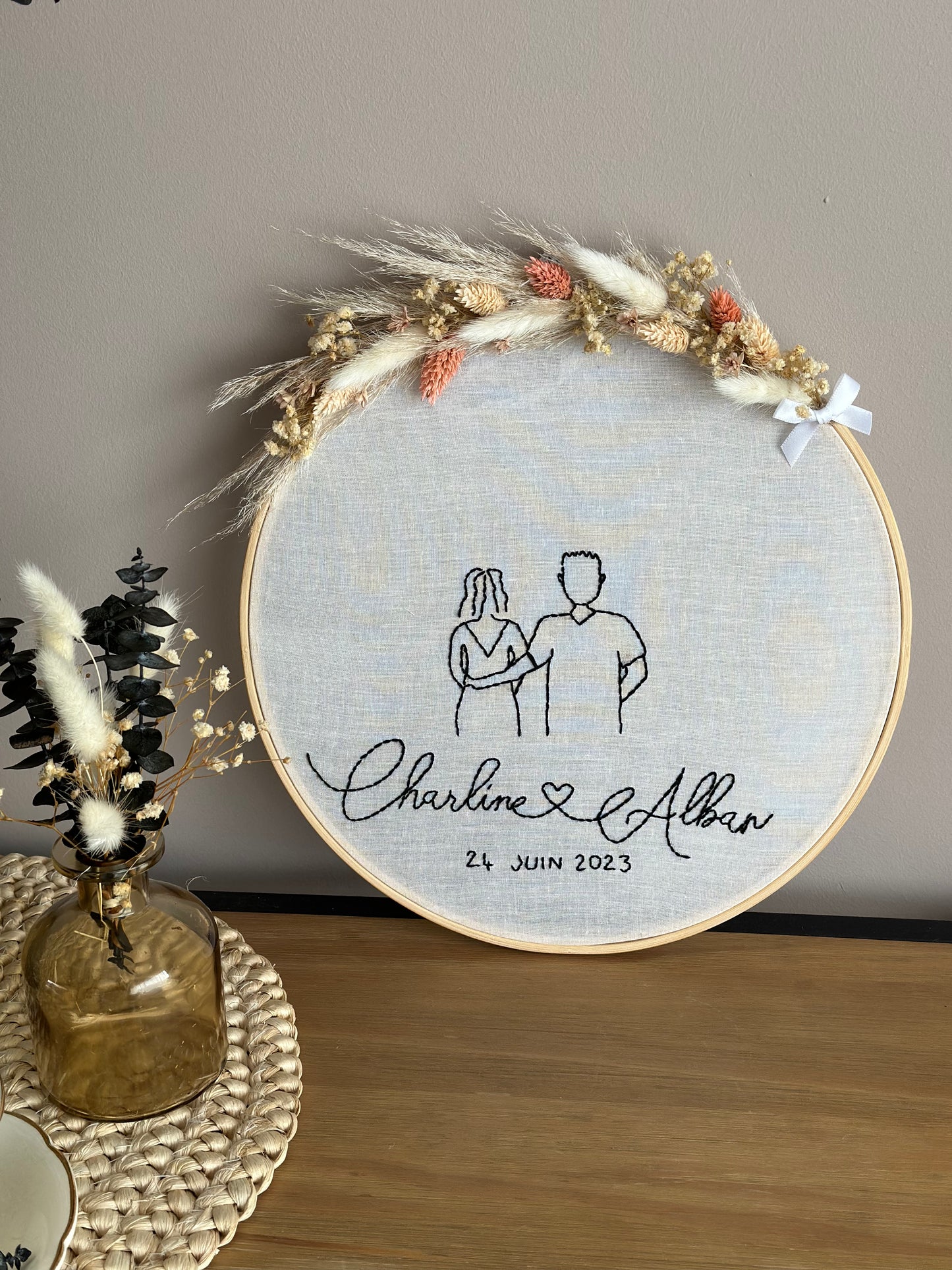 Tambour mariage - broderie main silhouette avec fleurs séchées (délai 2 semaines)