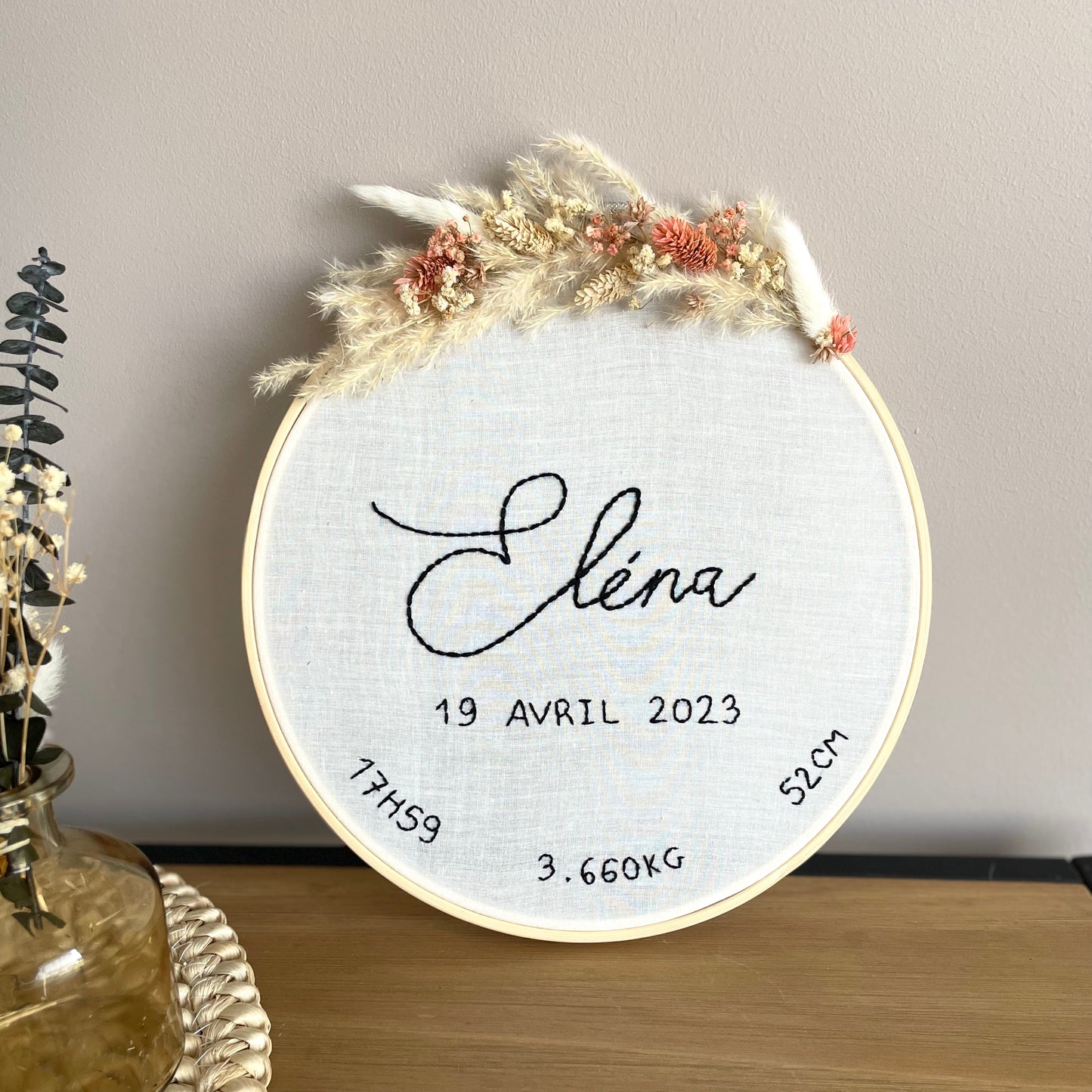 Tambour brodé Naissance - fleurs séchées (délai 2 semaines)