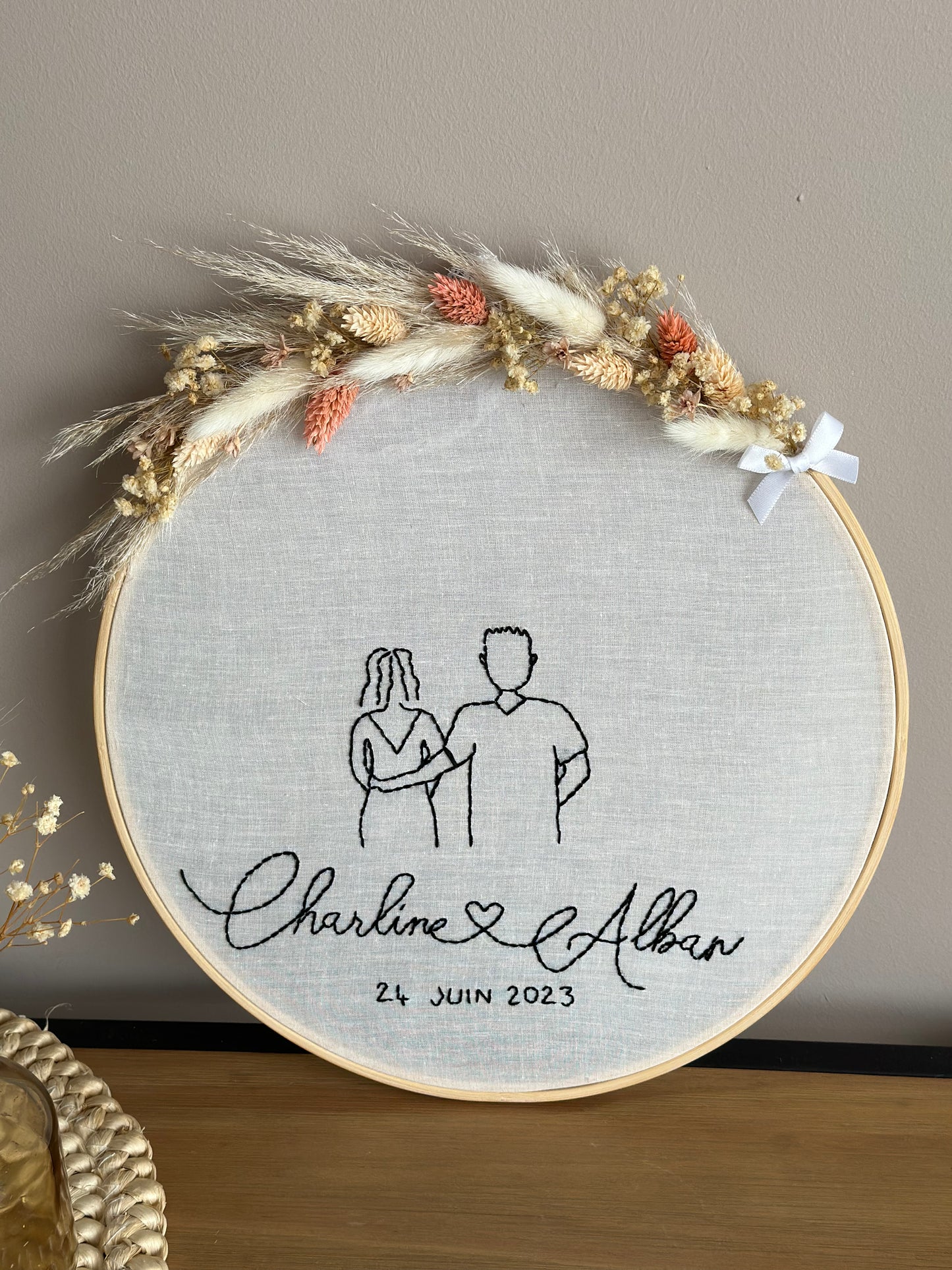 Tambour mariage - broderie main silhouette avec fleurs séchées (délai 2 semaines)