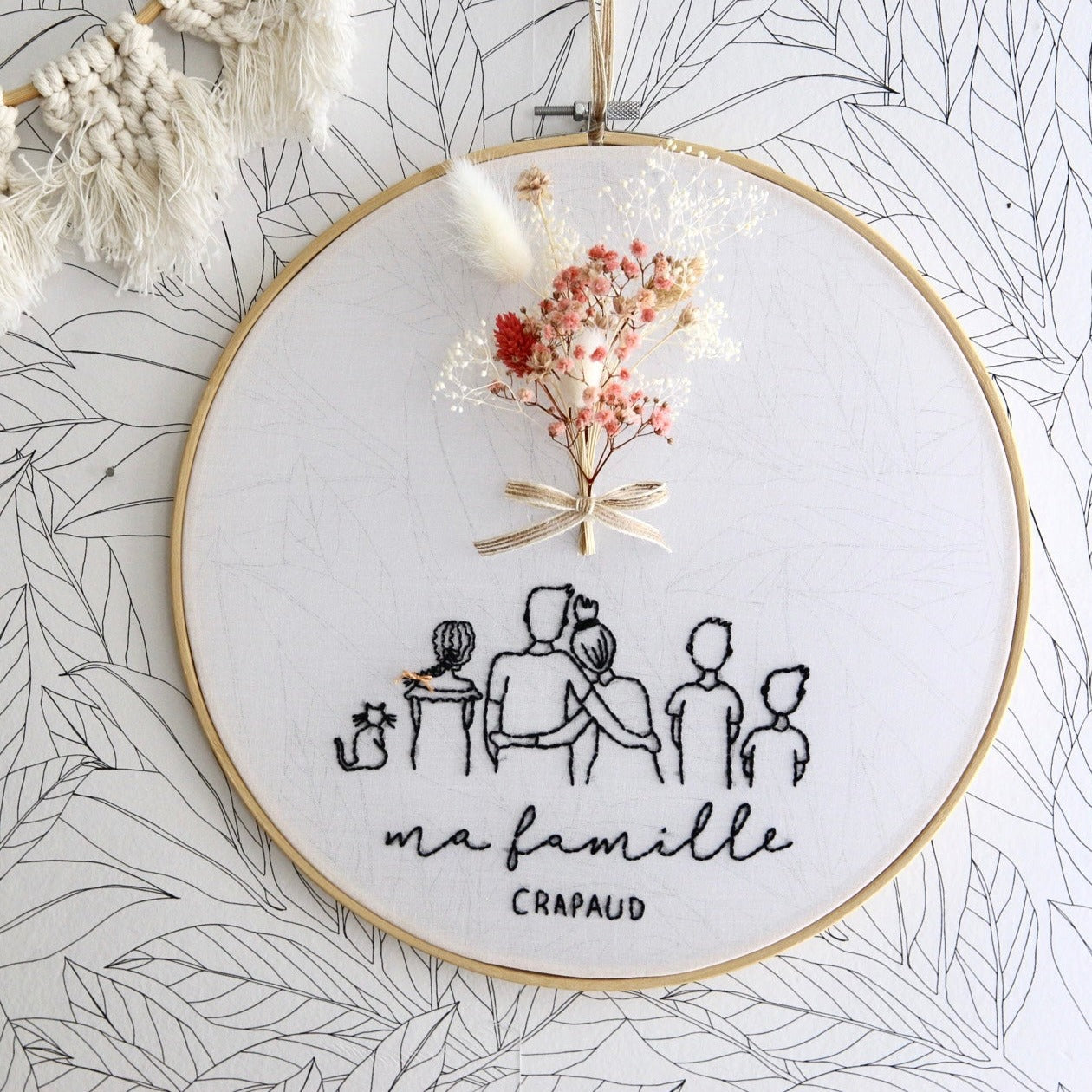 Tambour brodé Famille - fleurs séchées (délai 2 semaines)