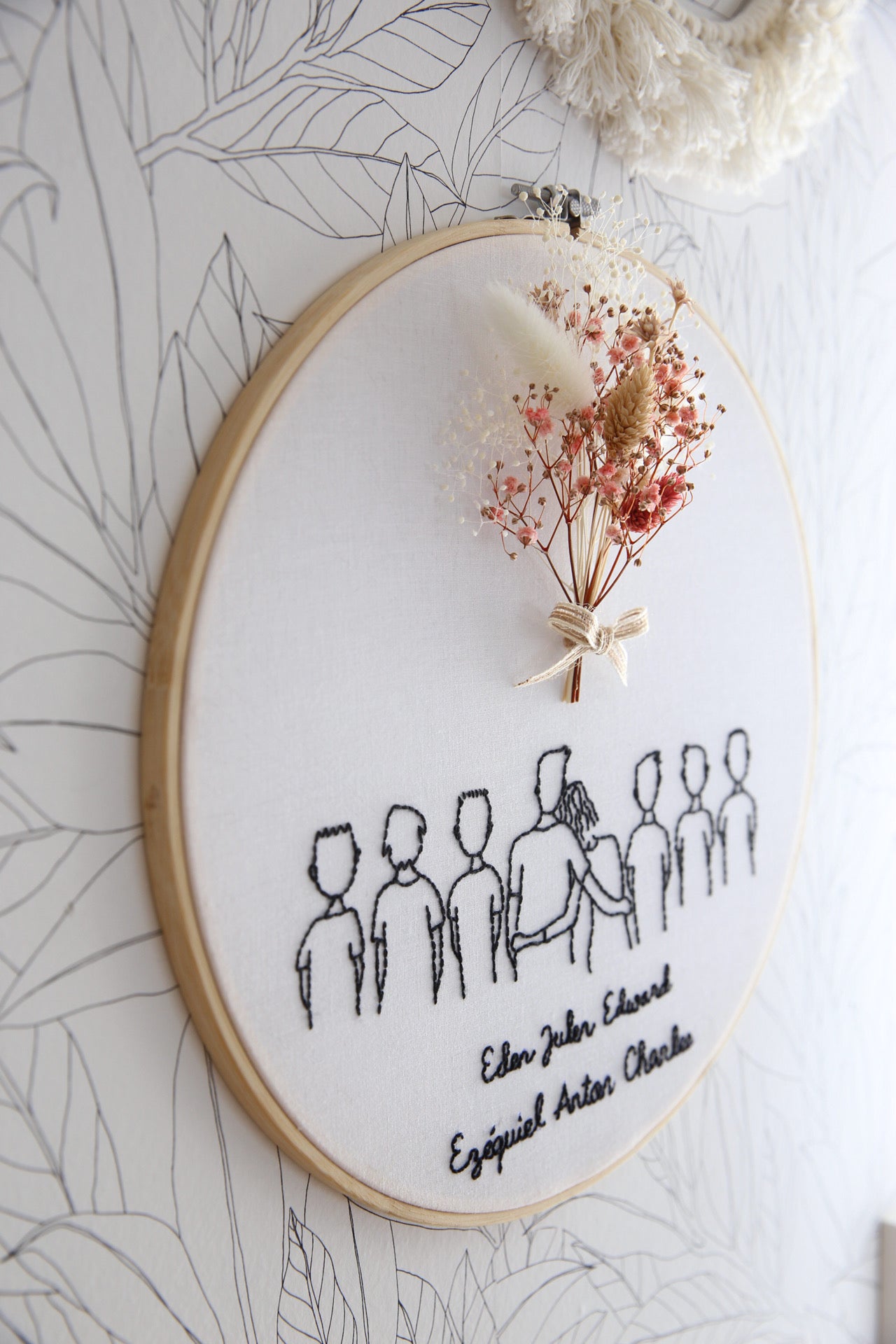 Tambour brodé Famille - fleurs séchées (délai 2 semaines)