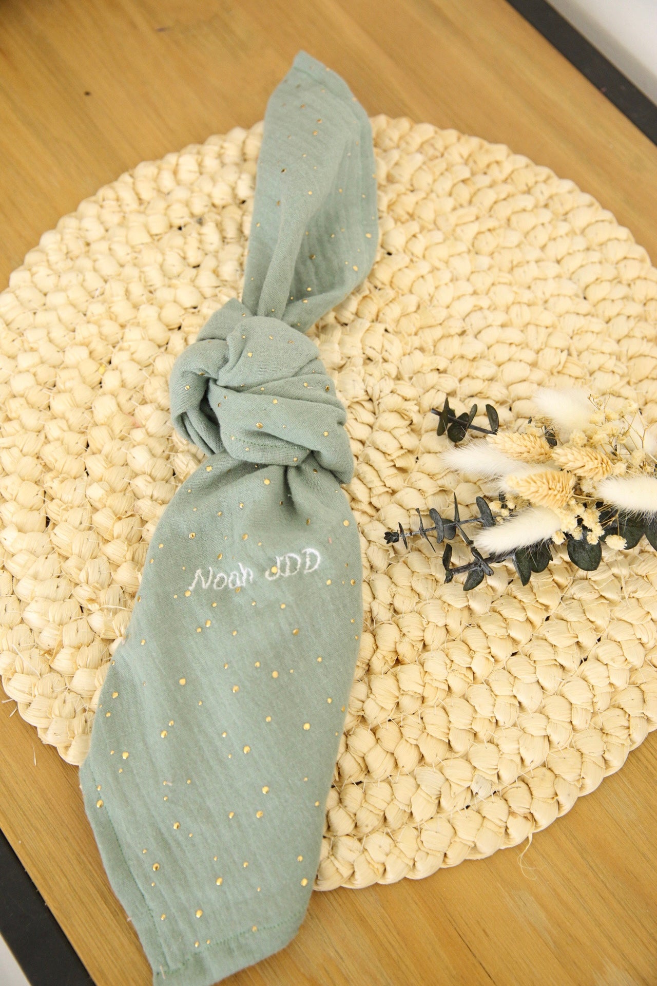 Serviette de table Vert Céladon en double gaze de coton brodé - cadeau invité / marque place