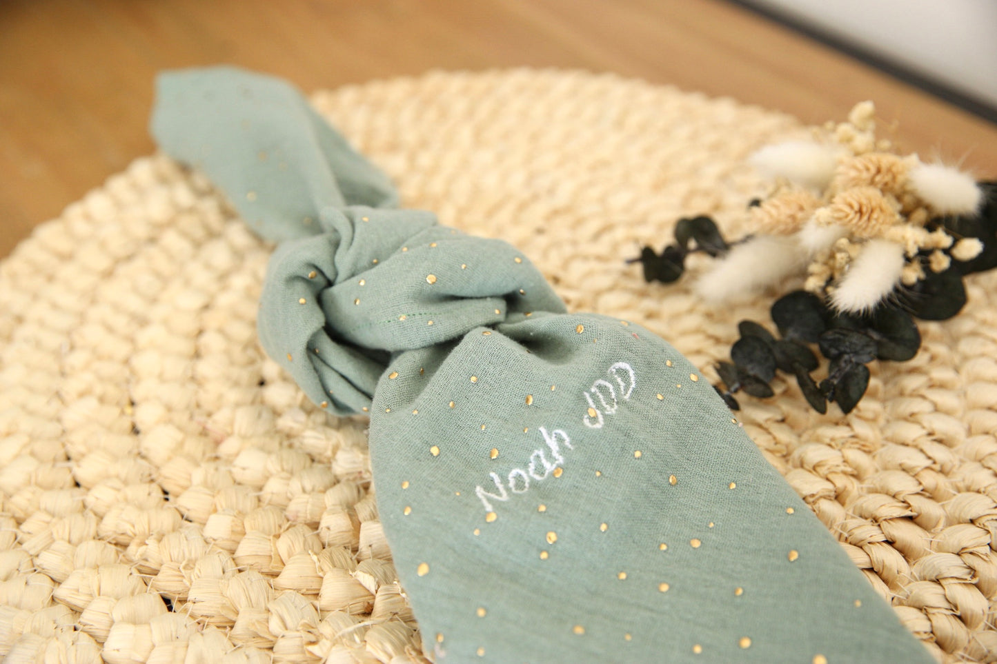 Serviette de table Vert Céladon en double gaze de coton brodé - cadeau invité / marque place