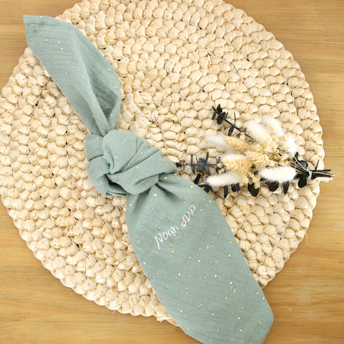 Serviette de table Vert Céladon en double gaze de coton brodé - cadeau invité / marque place