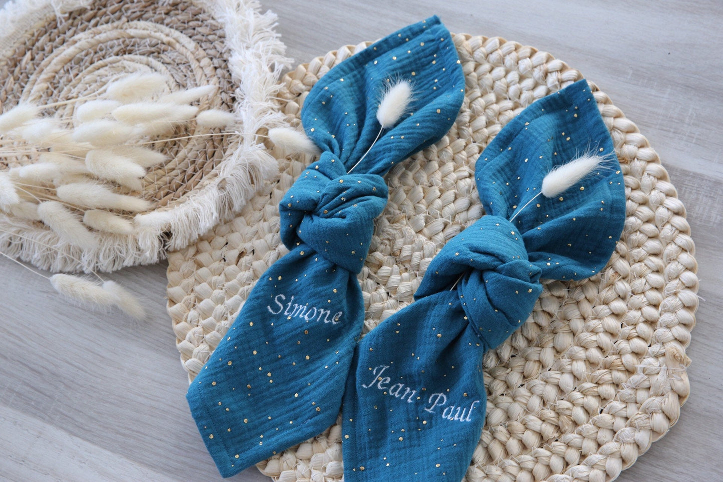 Serviette de table Bleu pétrole en double gaze de coton brodé - cadeau invité / marque place