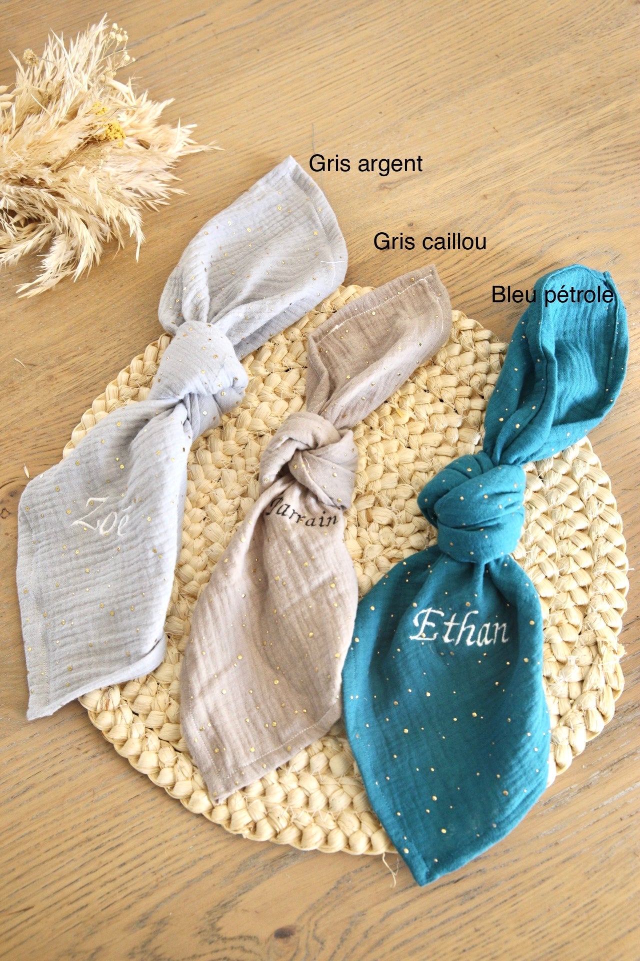 Serviette de table Gris argent en double gaze de coton brodé - cadeau invité / marque place / cadeau Noël