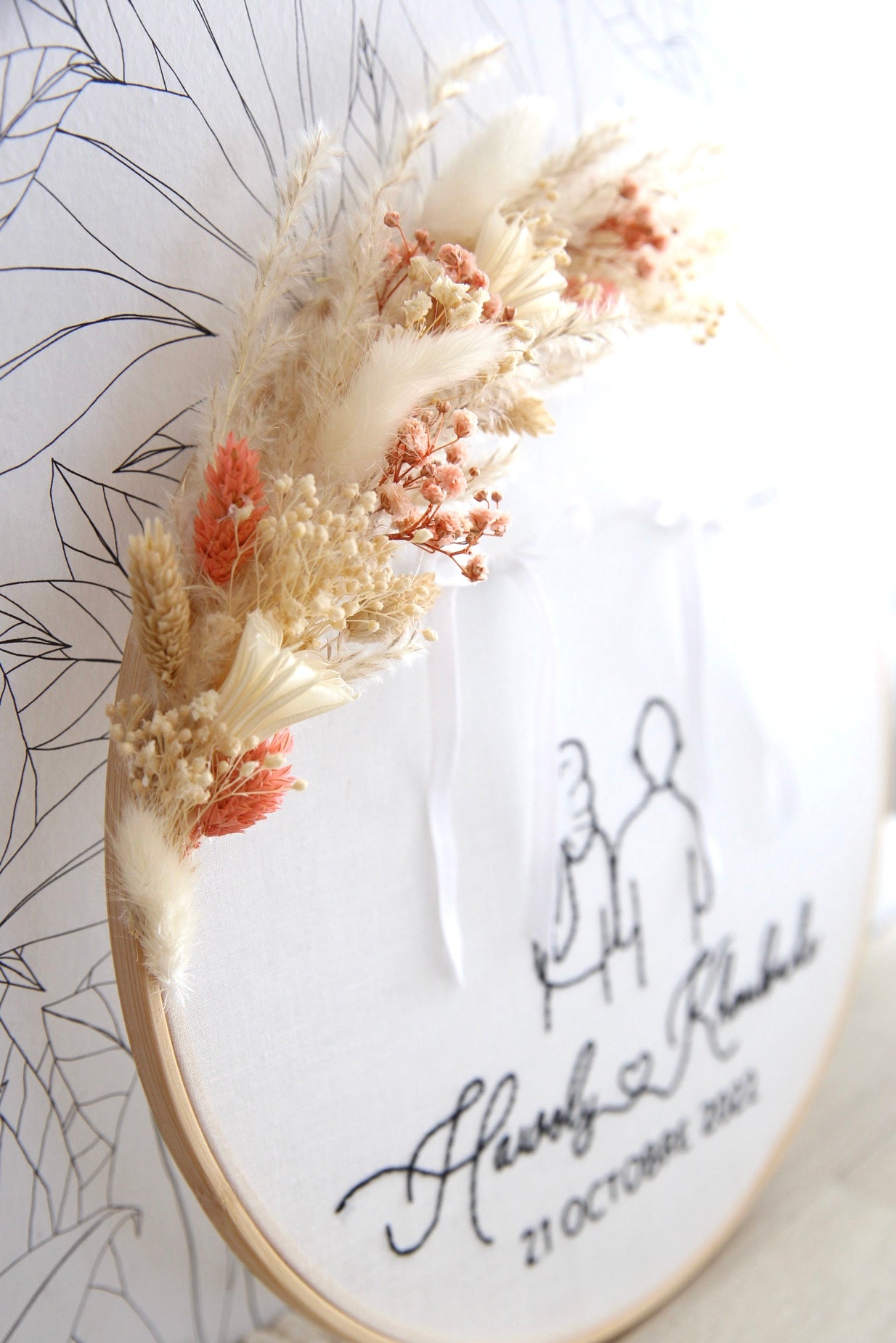 Tambour à alliance silhouette- broderie main avec bouquet de fleurs séchées (délai 2 semaines)