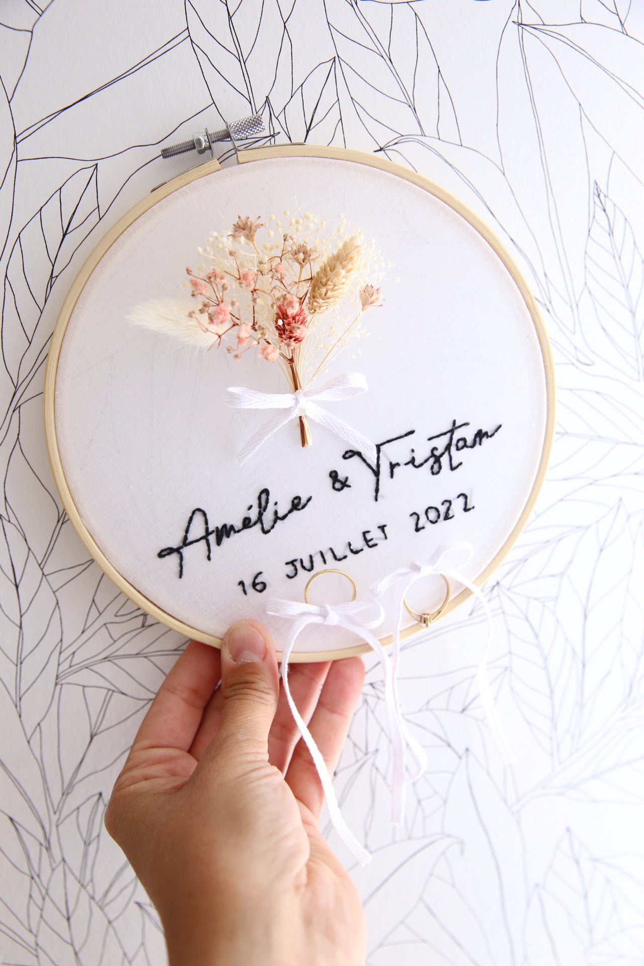 Tambour à alliance - broderie main avec bouquet de fleurs séchées (délai 2 semaines)