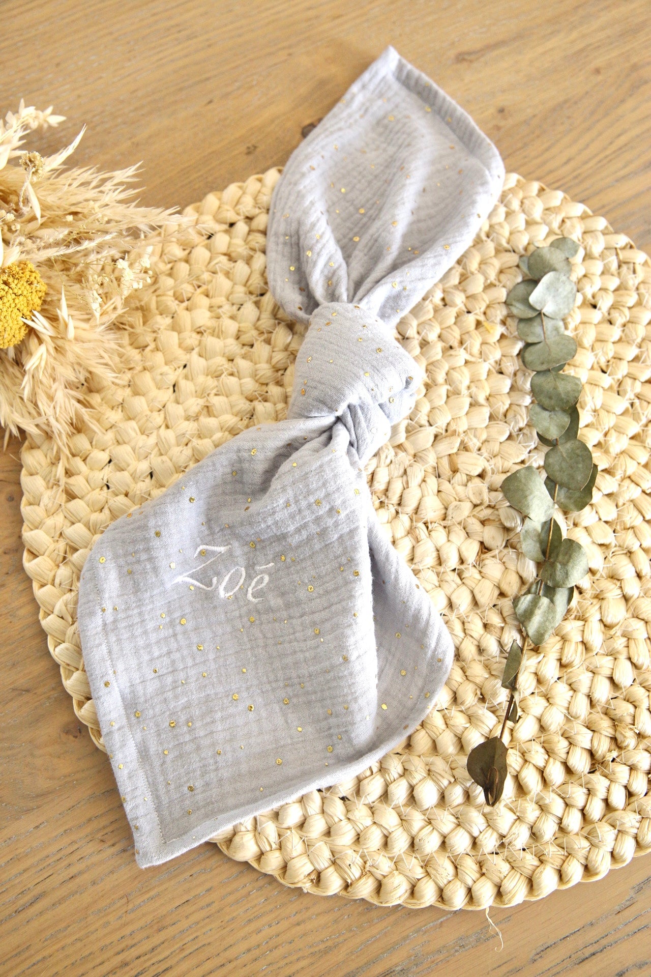 Serviette de table Gris argent en double gaze de coton brodé - cadeau invité / marque place / cadeau Noël