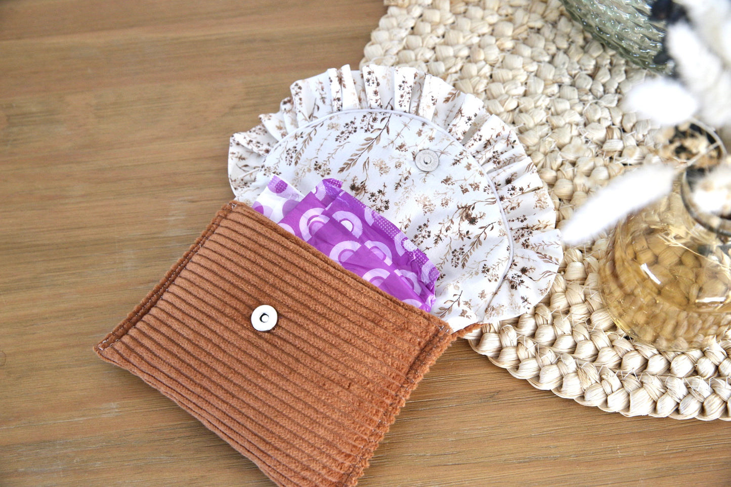 Pochette à froufrou velours côtelé - sur commande