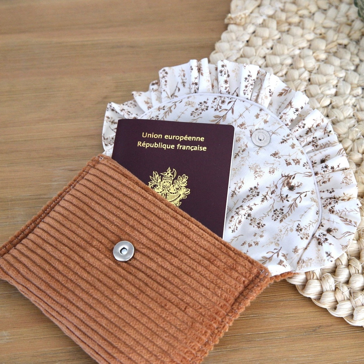 Pochette à froufrou velours côtelé - sur commande