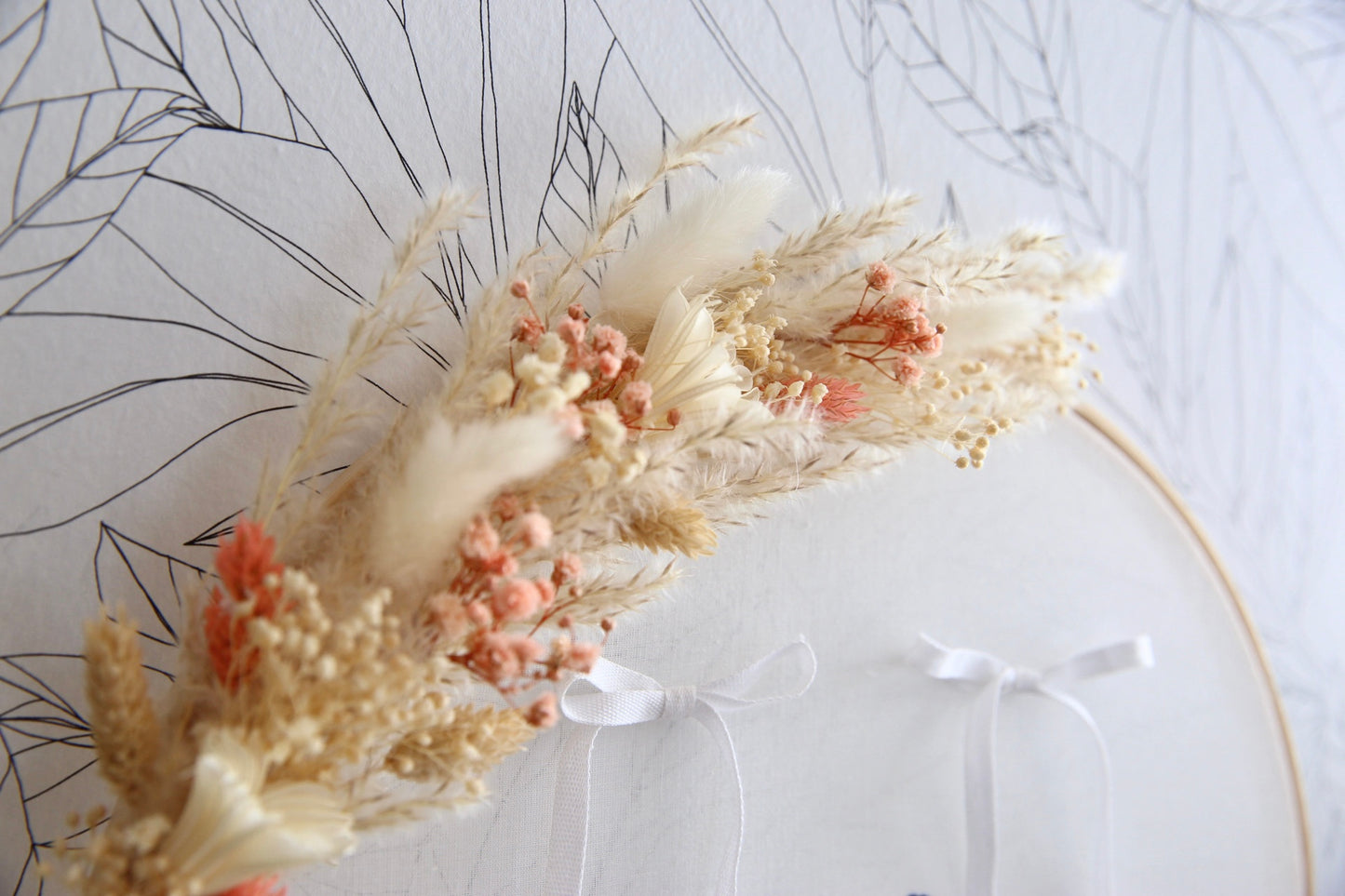 Tambour à alliance silhouette- broderie main avec bouquet de fleurs séchées (délai 2 semaines)