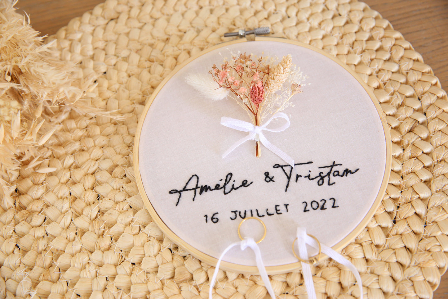 Tambour à alliance - broderie main avec bouquet de fleurs séchées (délai 2 semaines)