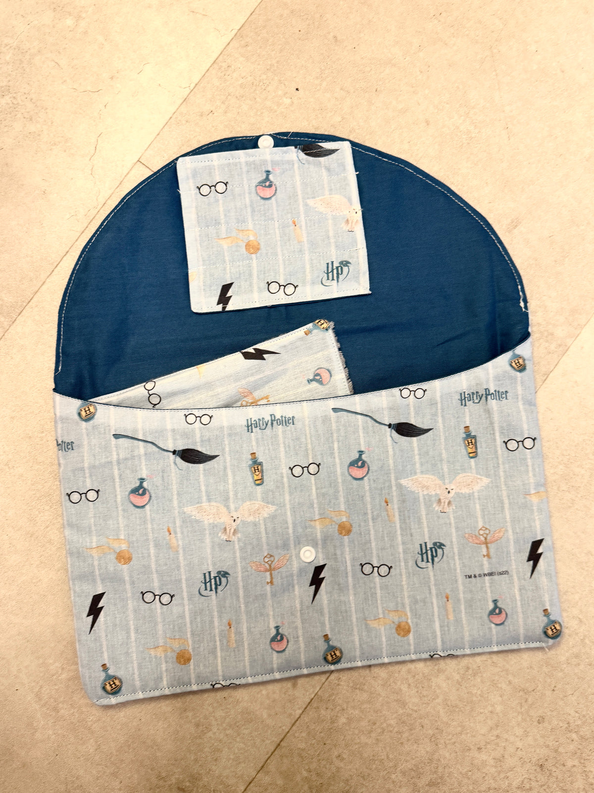 Pochette à ardoise avec rangement pour stylos et lingettes (modele Garçon)
