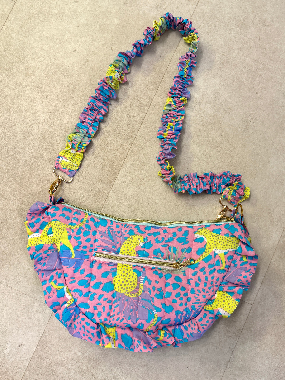 Sac demi-lune à froufrou flashy par Michettes and co