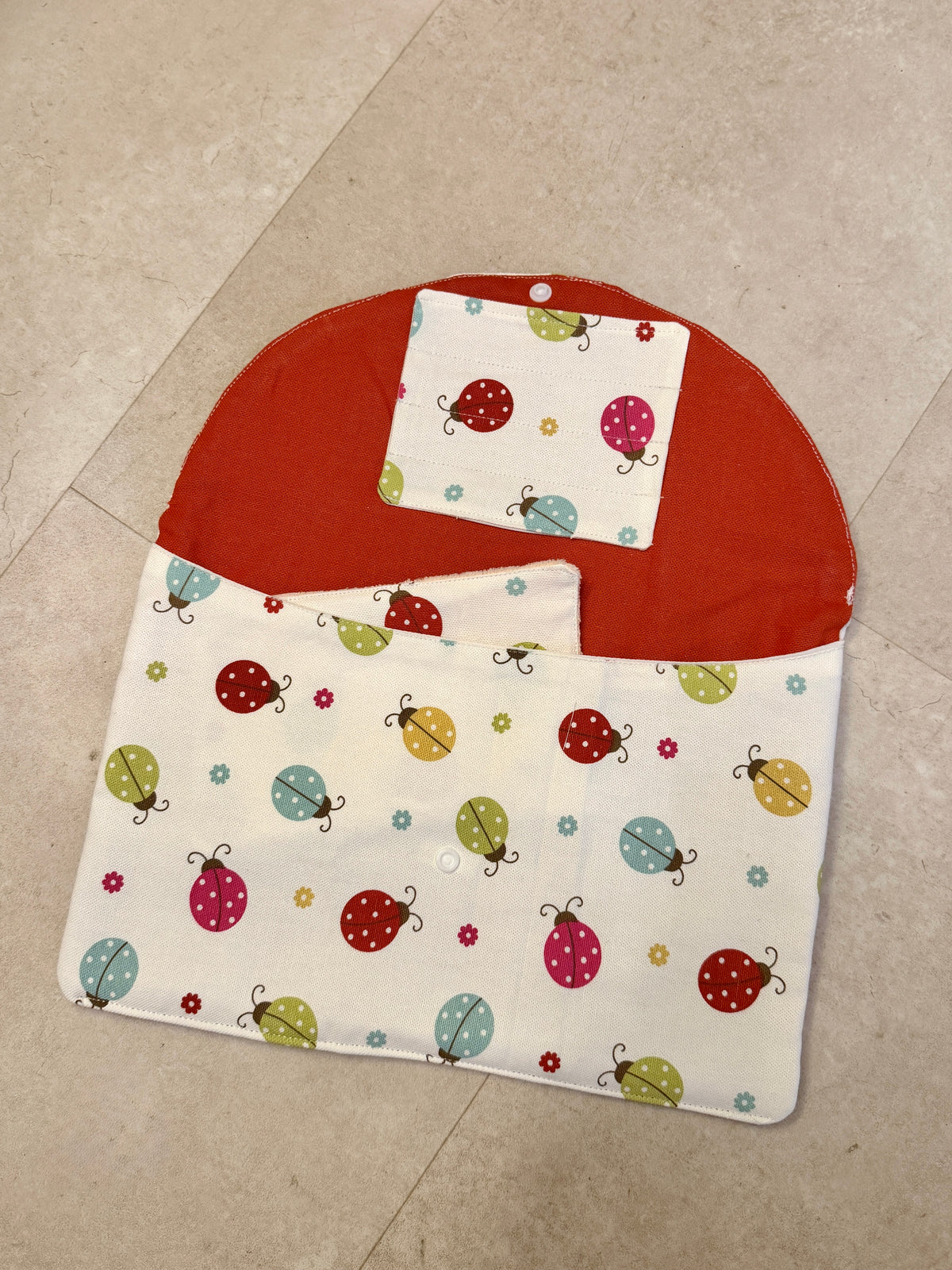 Pochette à ardoise avec rangement pour stylos et lingettes (modele fille)