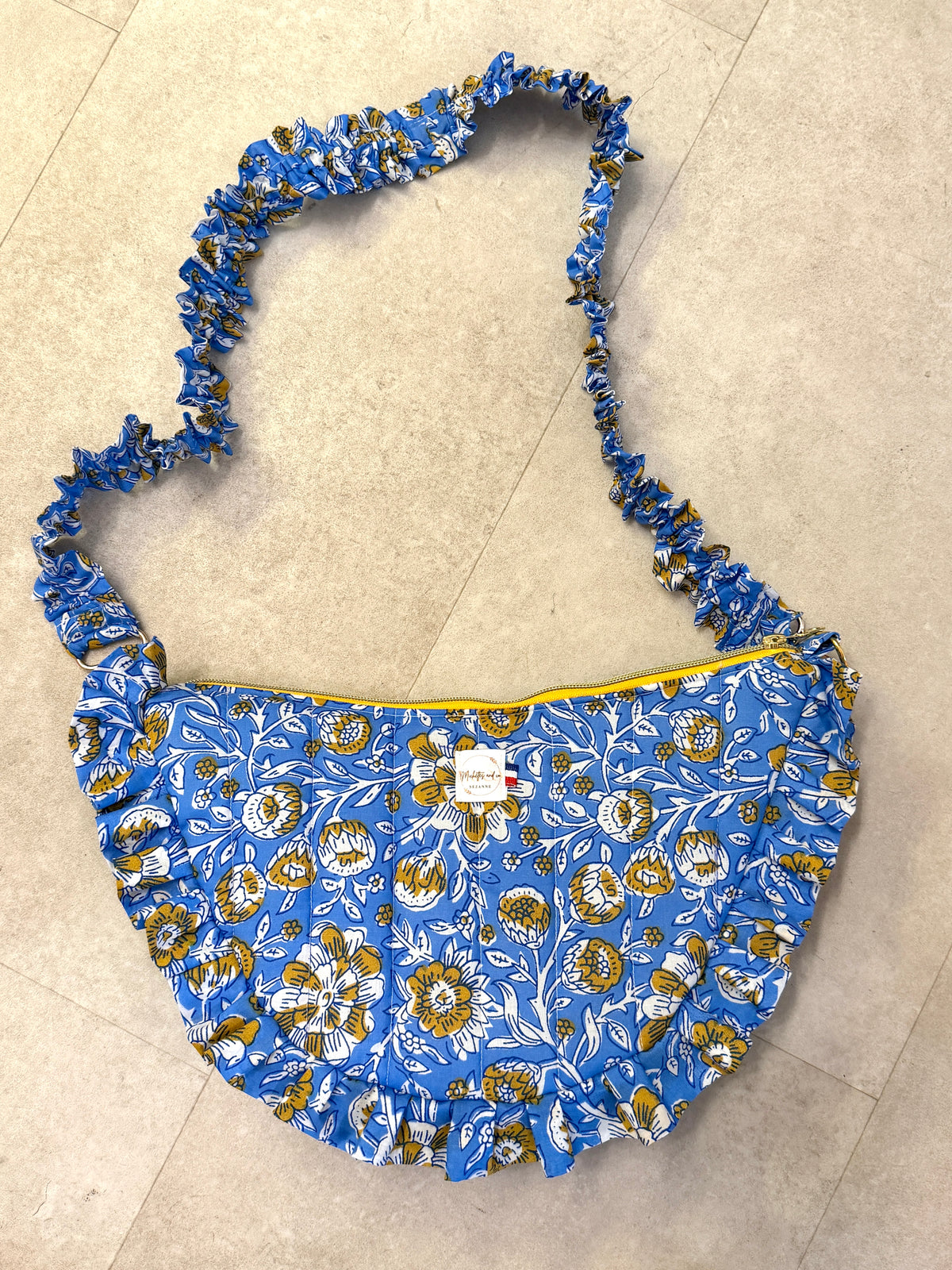 Sac demi-lune à froufrou flashy par Michettes and co
