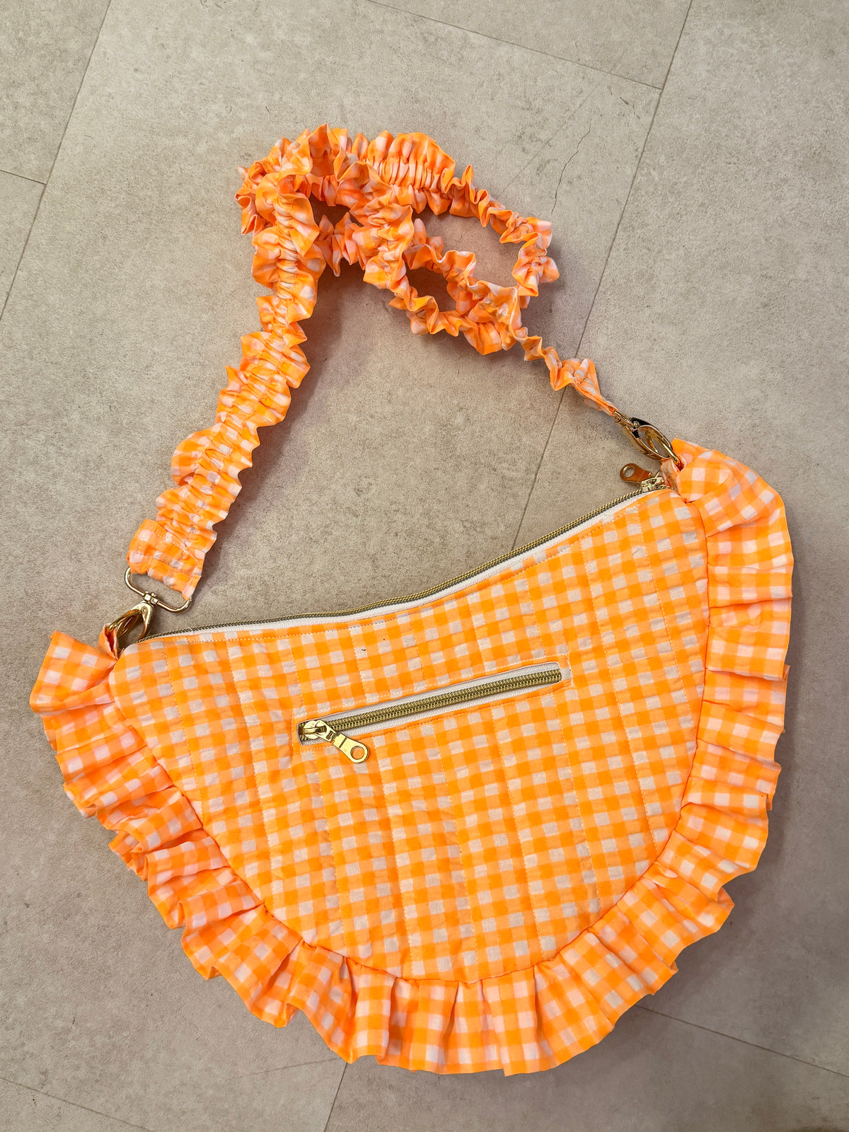 Sac demi-lune à froufrou flashy par Michettes and co