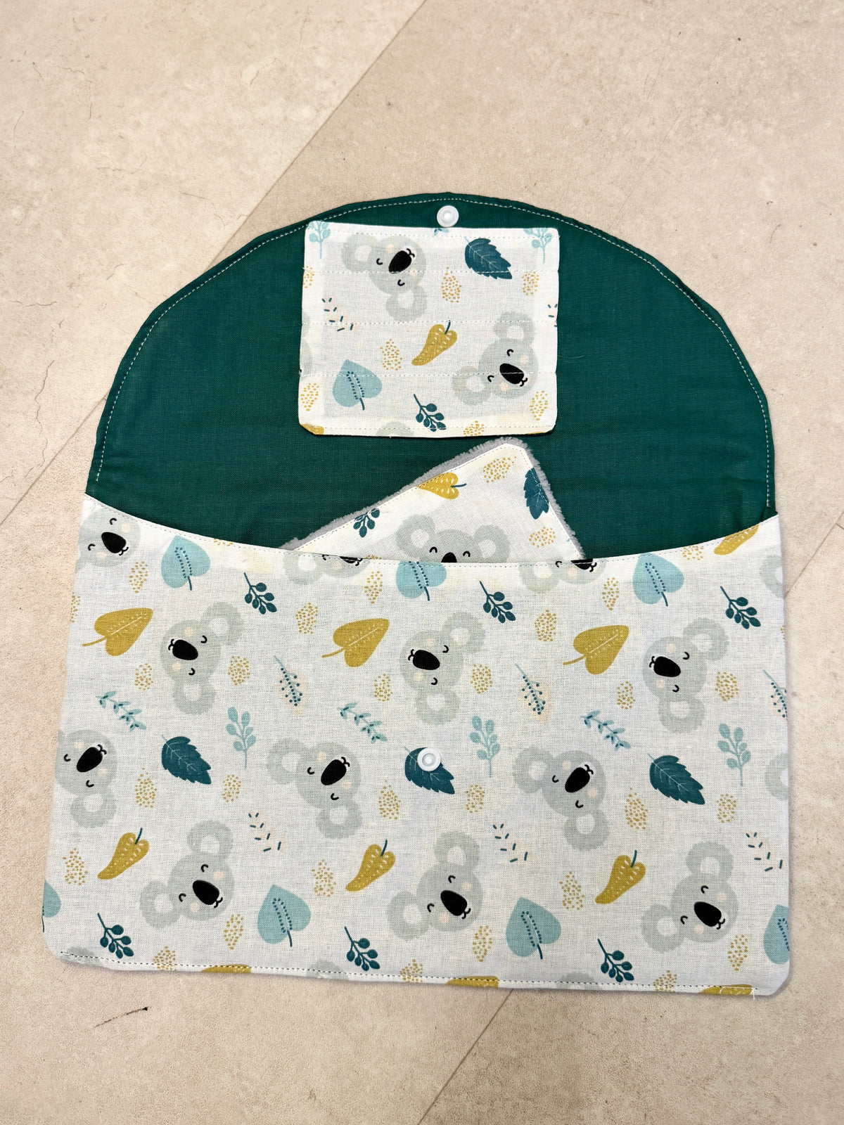 Pochette à ardoise avec rangement pour stylos et lingettes (modele Garçon)