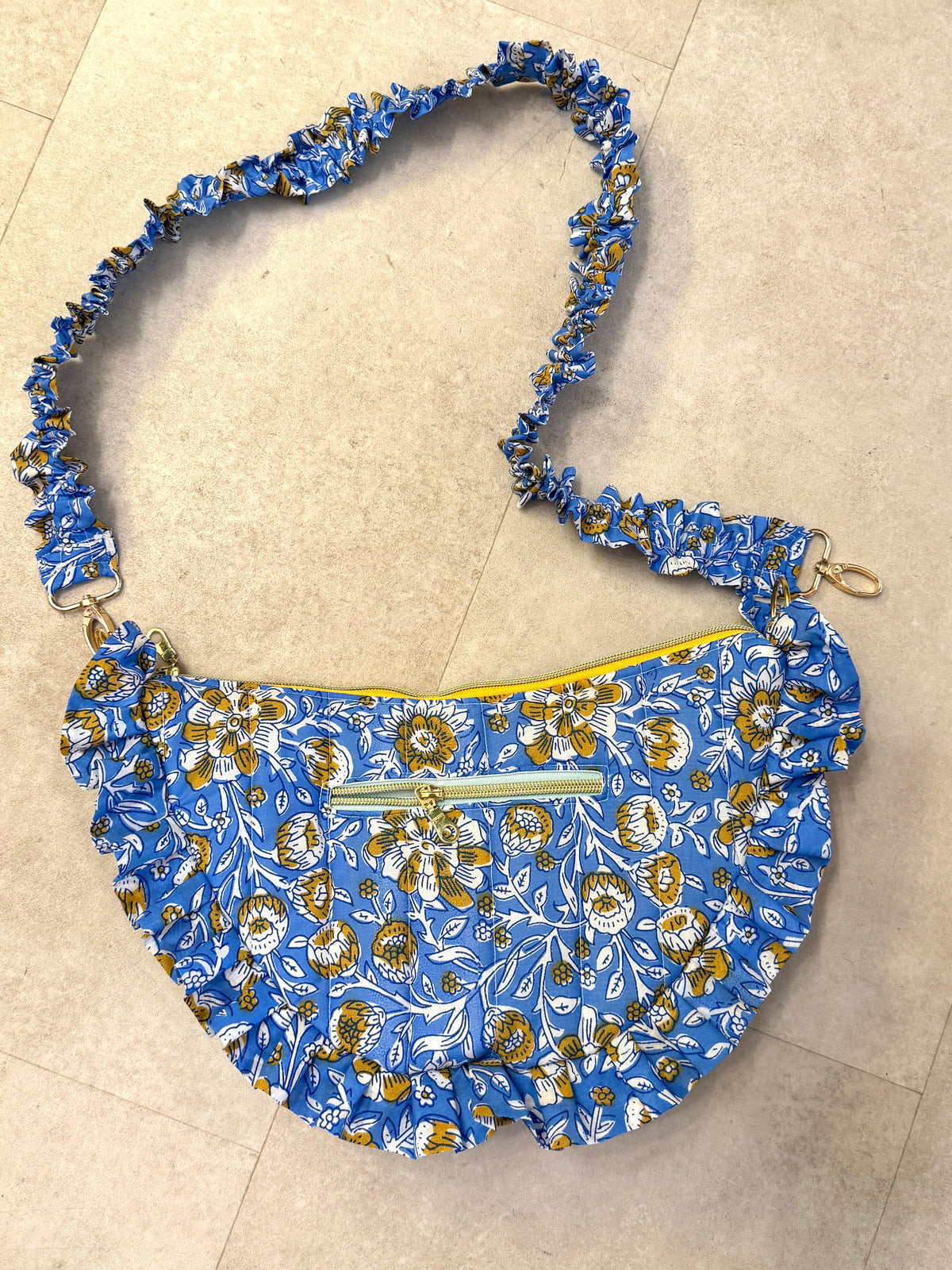Sac demi-lune à froufrou flashy par Michettes and co
