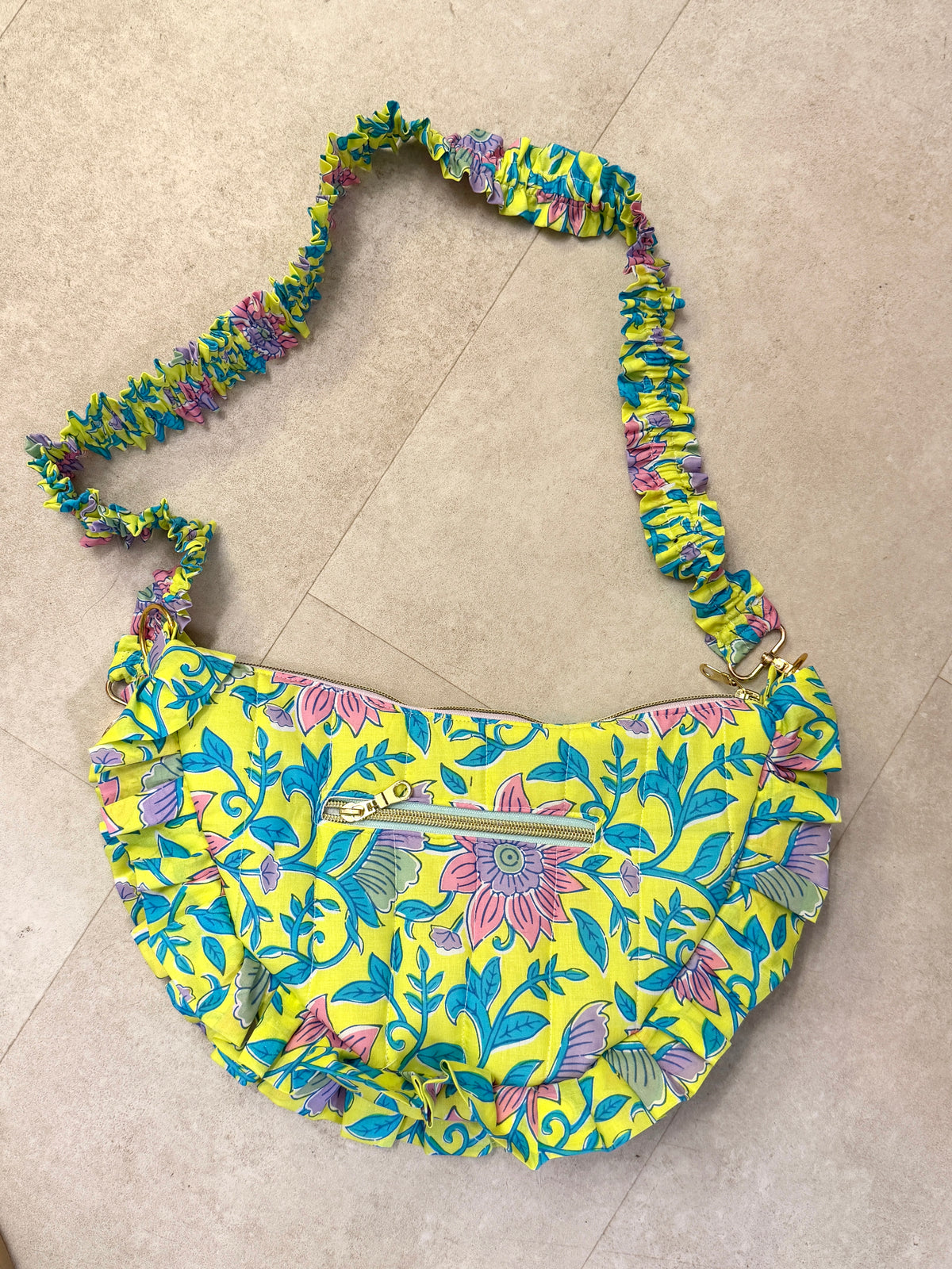 Sac demi-lune à froufrou flashy par Michettes and co