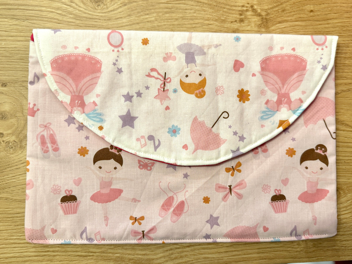 Pochette à ardoise avec rangement pour stylos et lingettes (modele fille)