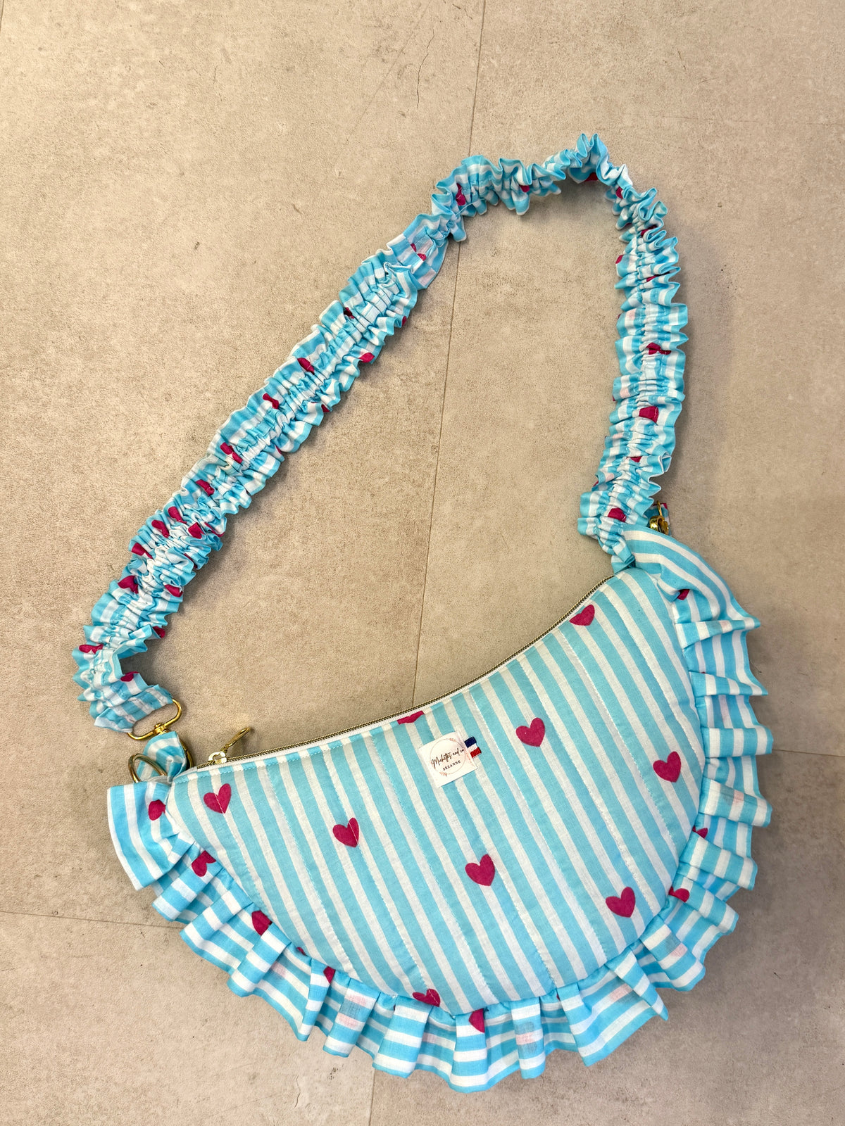 Sac demi-lune à froufrou flashy par Michettes and co