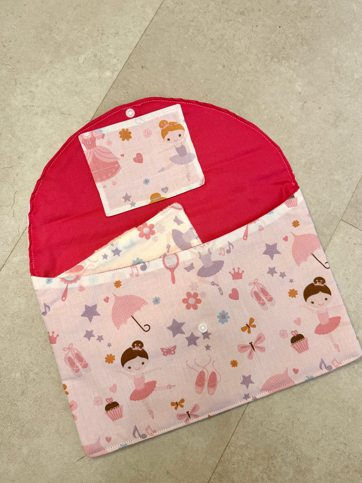 Pochette à ardoise avec rangement pour stylos et lingettes (modele fille)