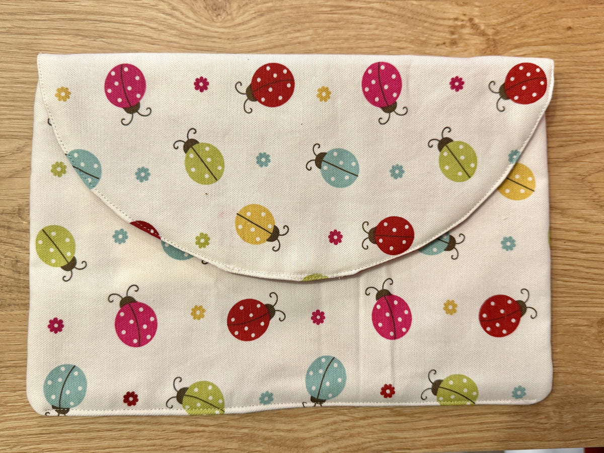 Pochette à ardoise avec rangement pour stylos et lingettes (modele fille)