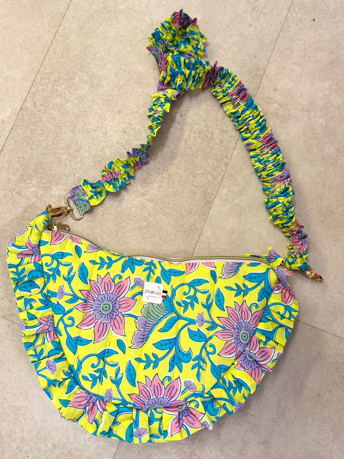 Sac demi-lune à froufrou flashy par Michettes and co