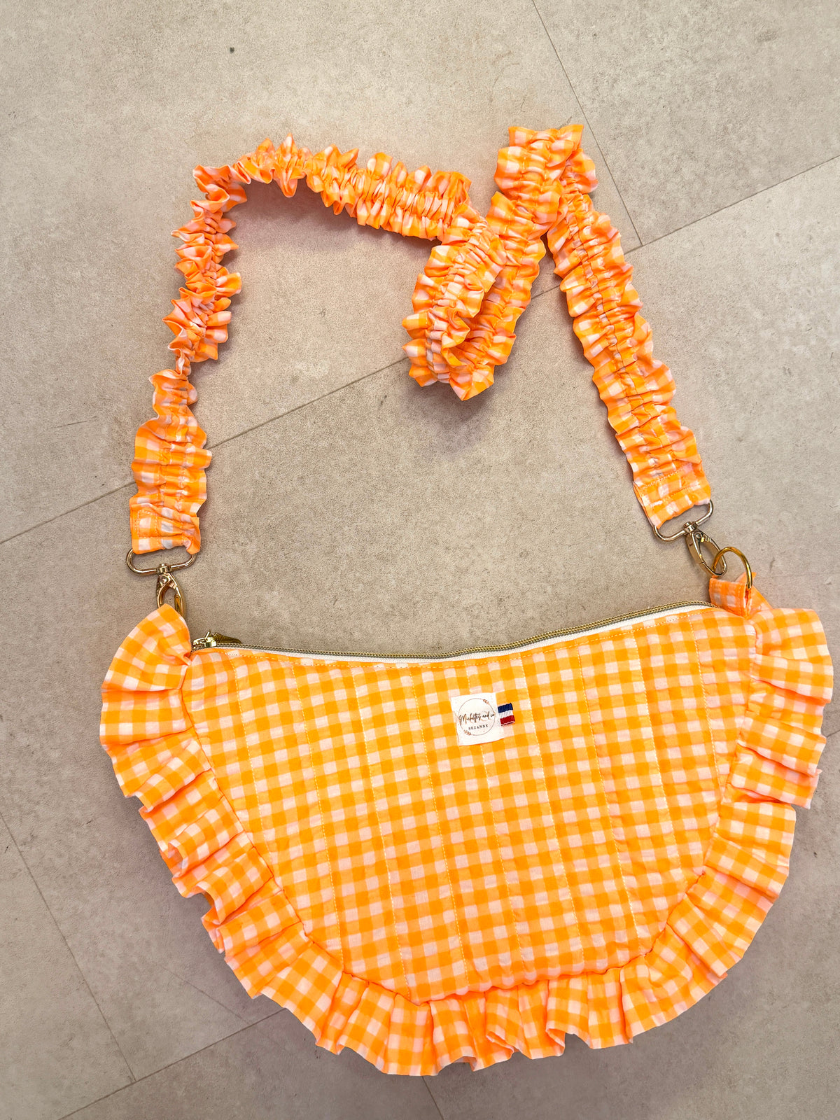 Sac demi-lune à froufrou flashy par Michettes and co
