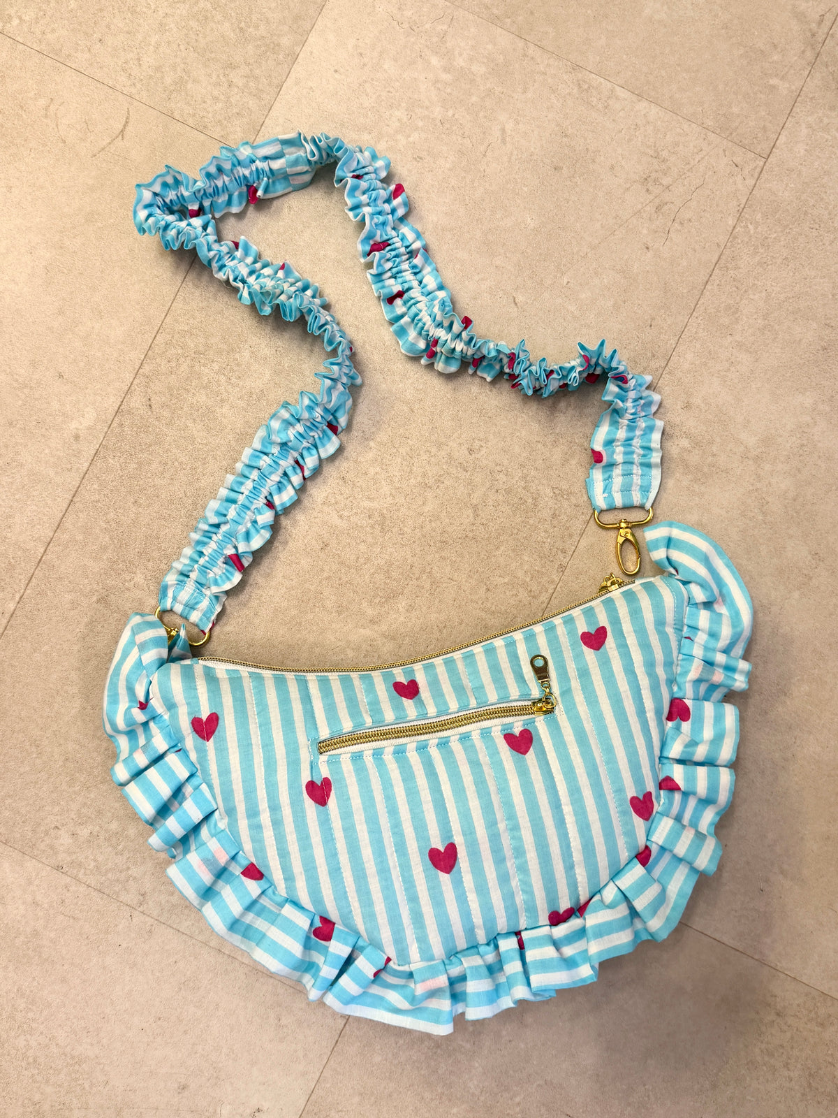Sac demi-lune à froufrou flashy par Michettes and co