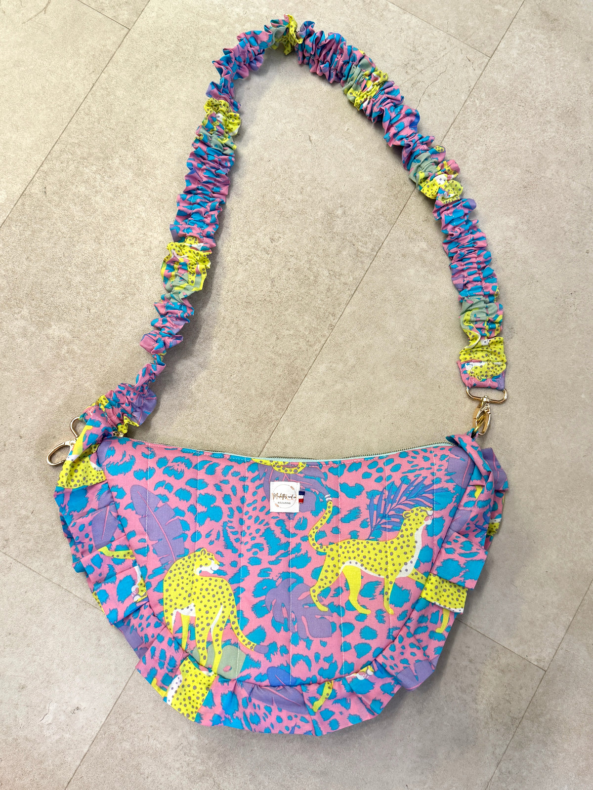 Sac demi-lune à froufrou flashy par Michettes and co
