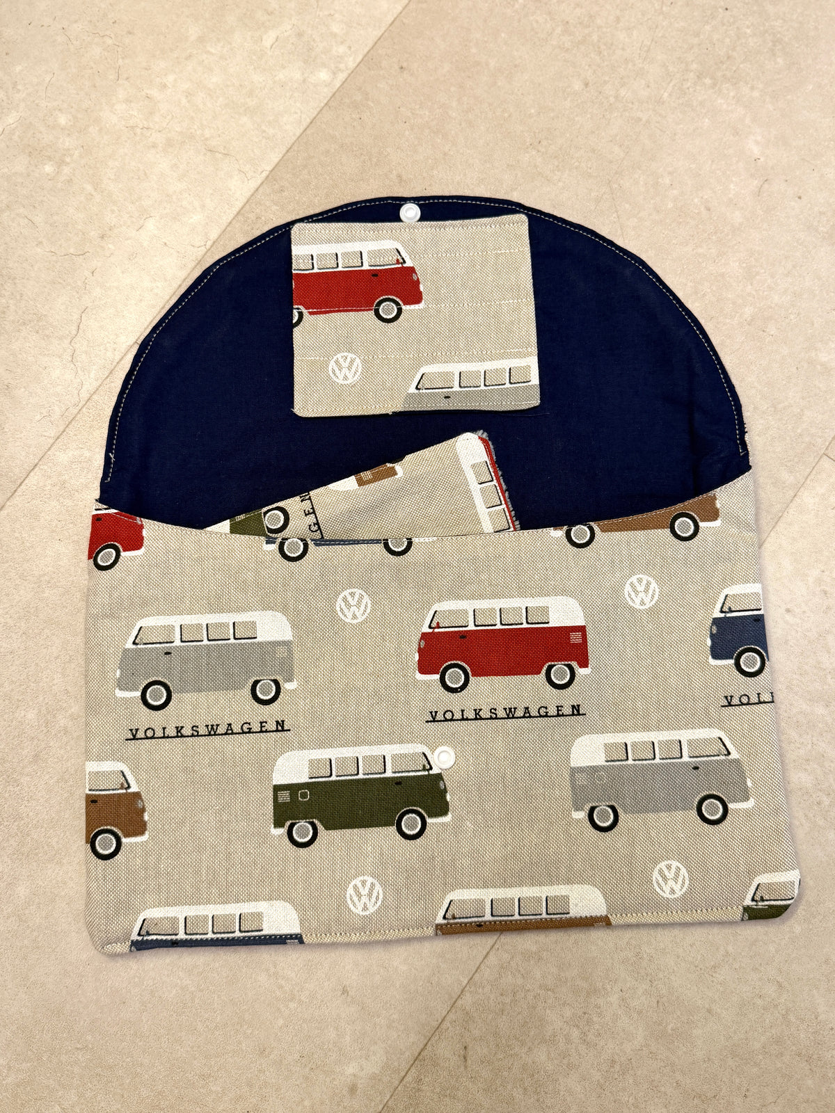 Pochette à ardoise avec rangement pour stylos et lingettes (modele Garçon)