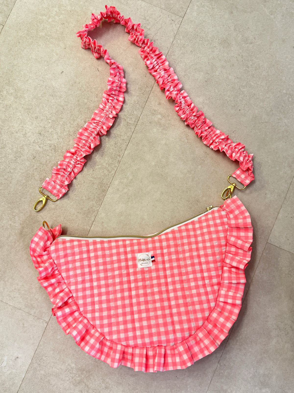 Sac demi-lune à froufrou flashy par Michettes and co