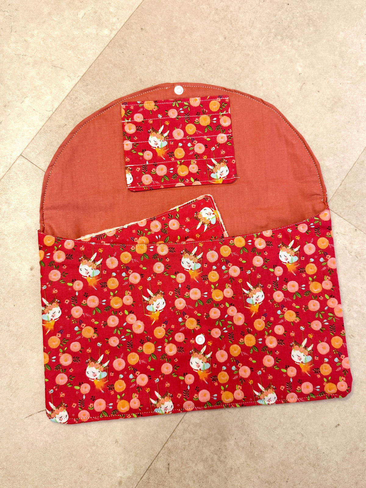 Pochette à ardoise avec rangement pour stylos et lingettes (modele fille)
