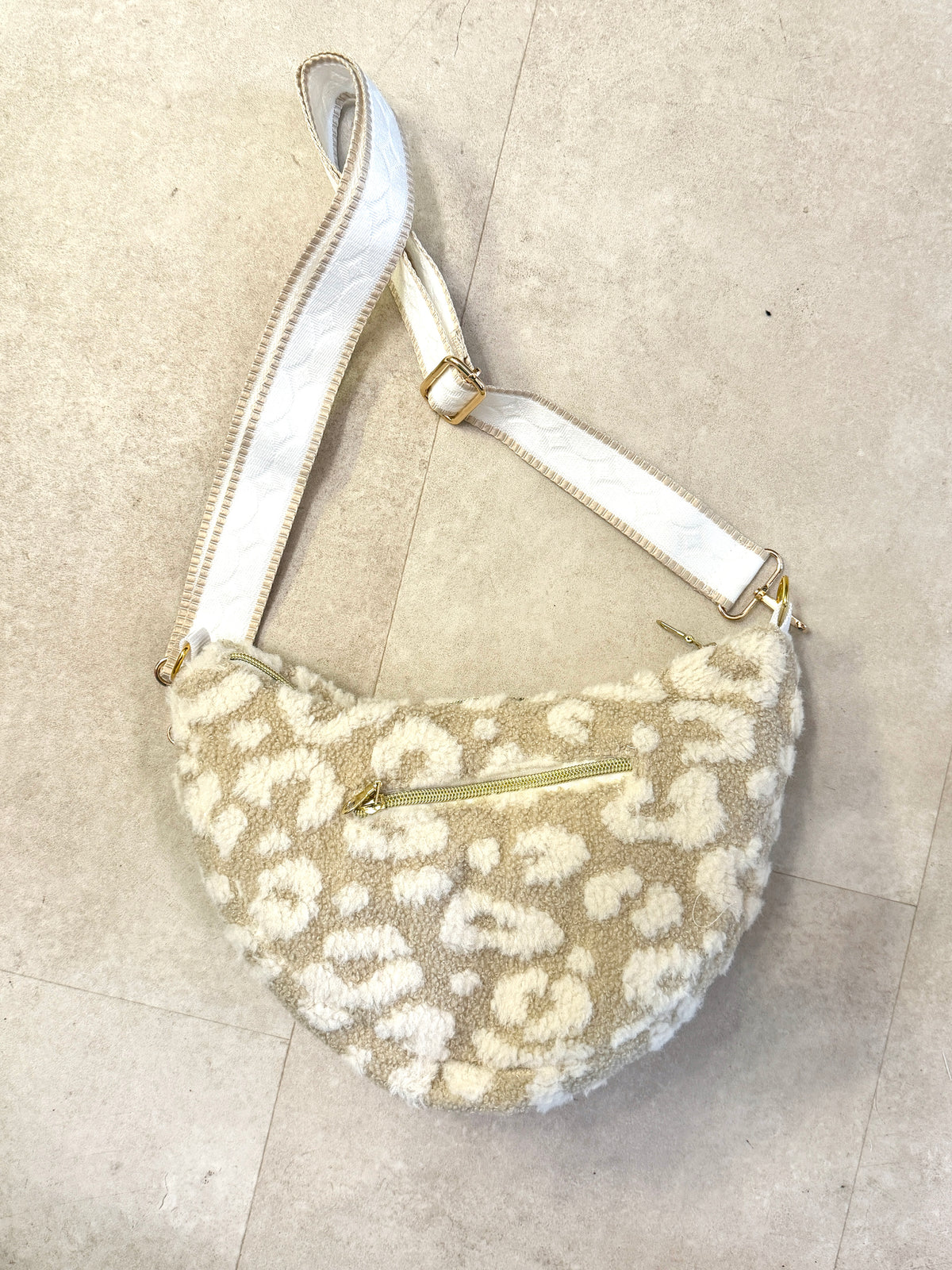 Sac demi-lune velours par Michettes and co