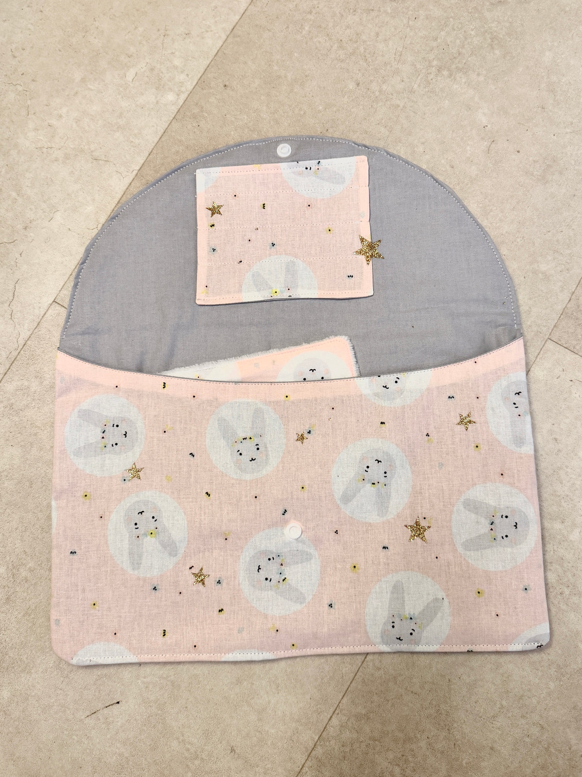 Pochette à ardoise avec rangement pour stylos et lingettes (modele fille)