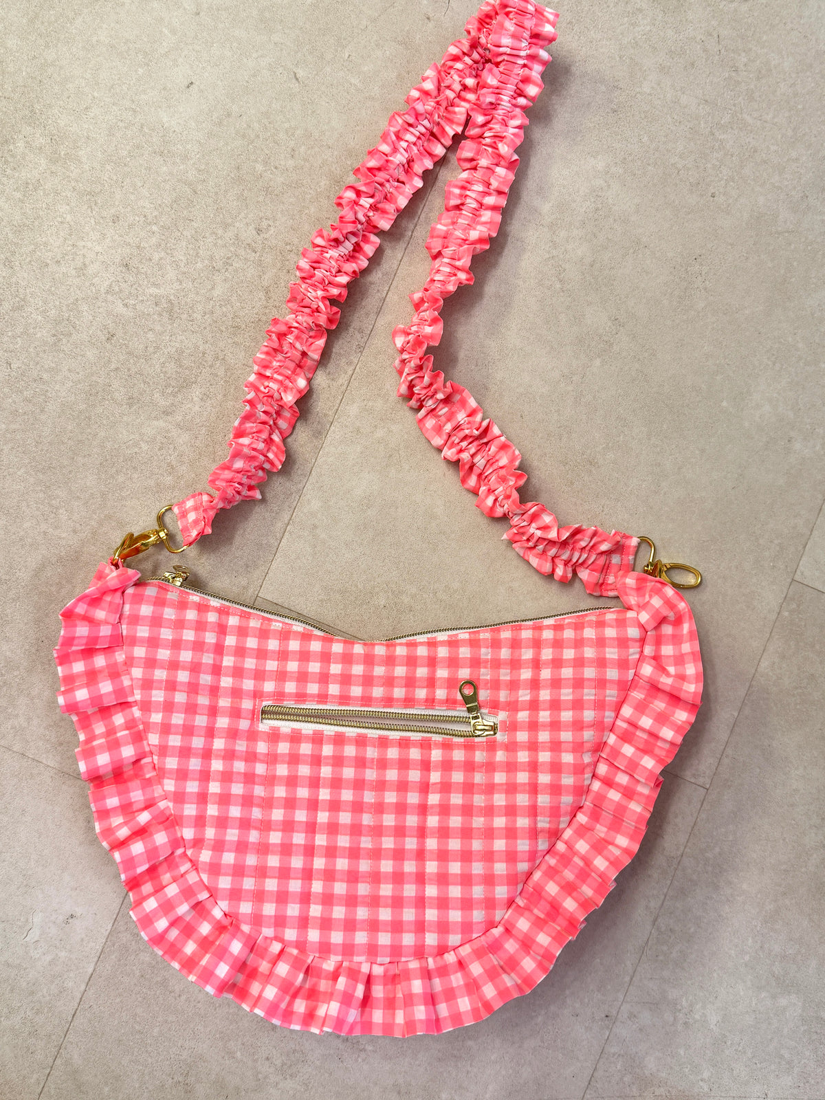 Sac demi-lune à froufrou flashy par Michettes and co