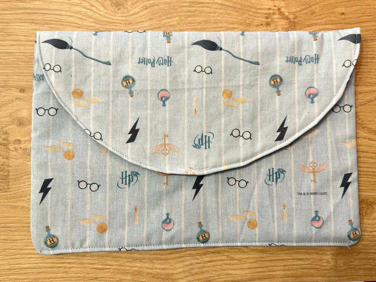 Pochette à ardoise avec rangement pour stylos et lingettes (modele Garçon)