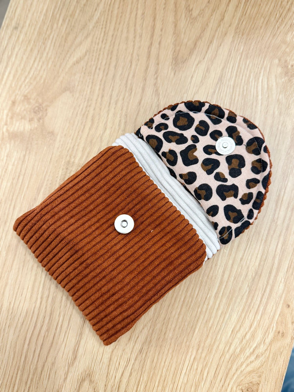 Petite pochette à serviettes hygiéniques faite main