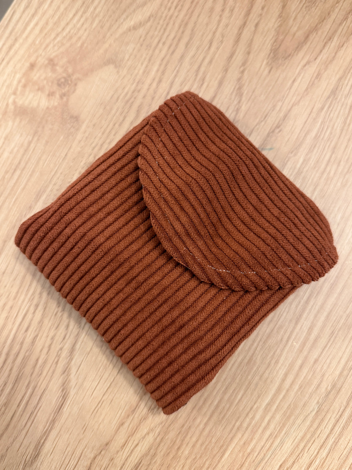 Petite pochette à serviettes hygiéniques faite main
