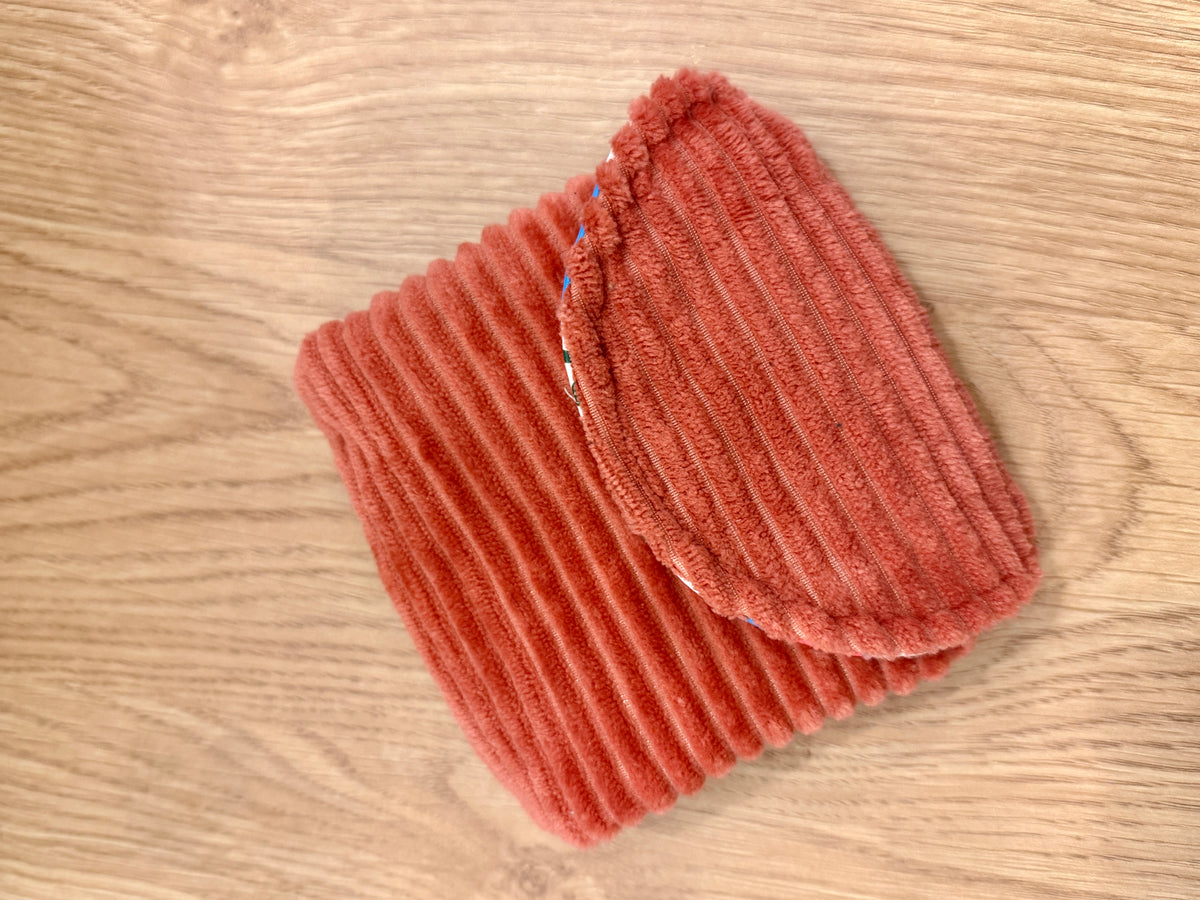 Petite pochette à serviettes hygiéniques faite main