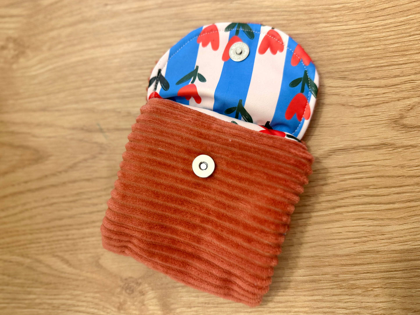 Petite pochette à serviettes hygiéniques faite main